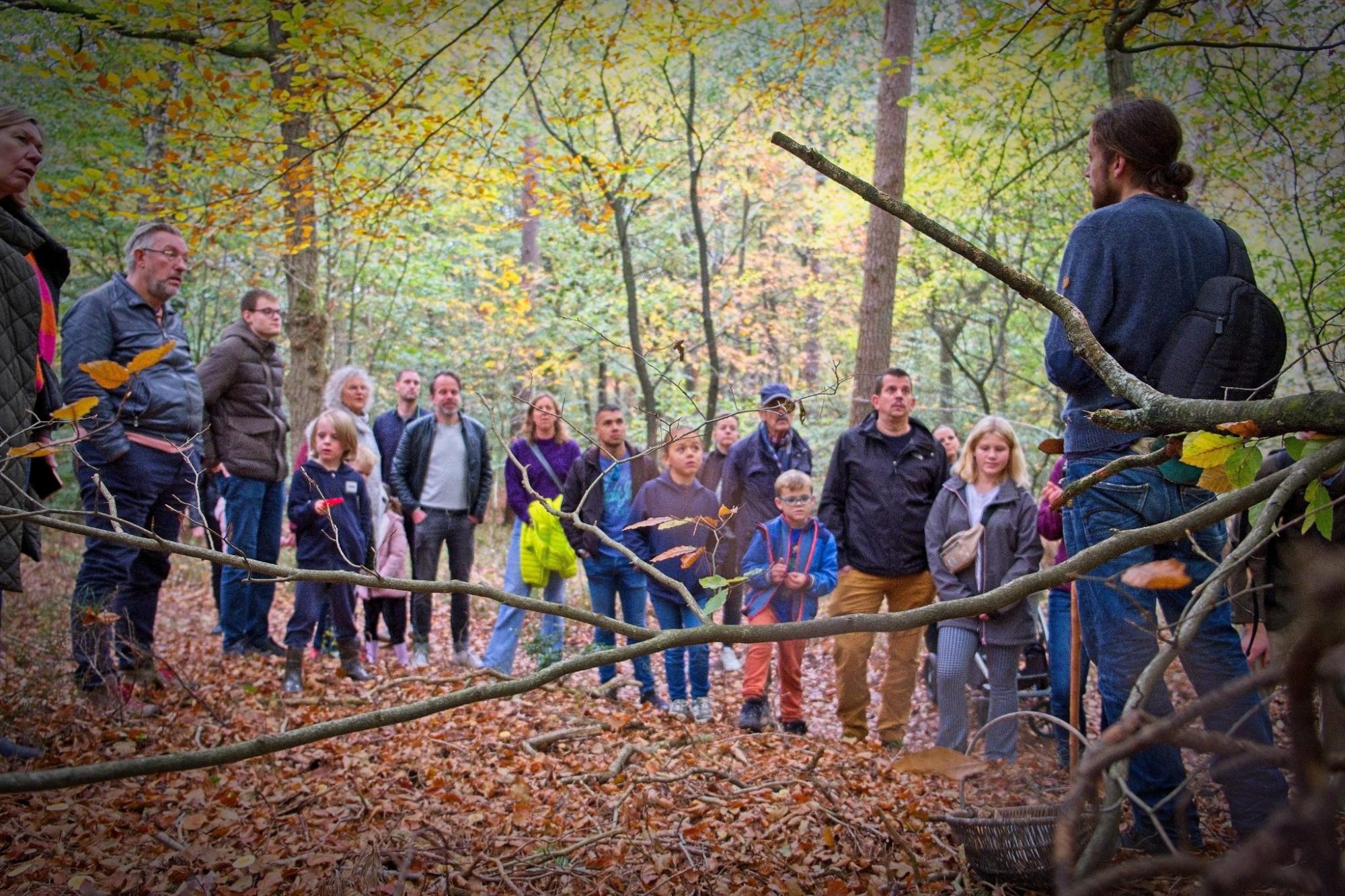 paddenstoelen man met wandelaars